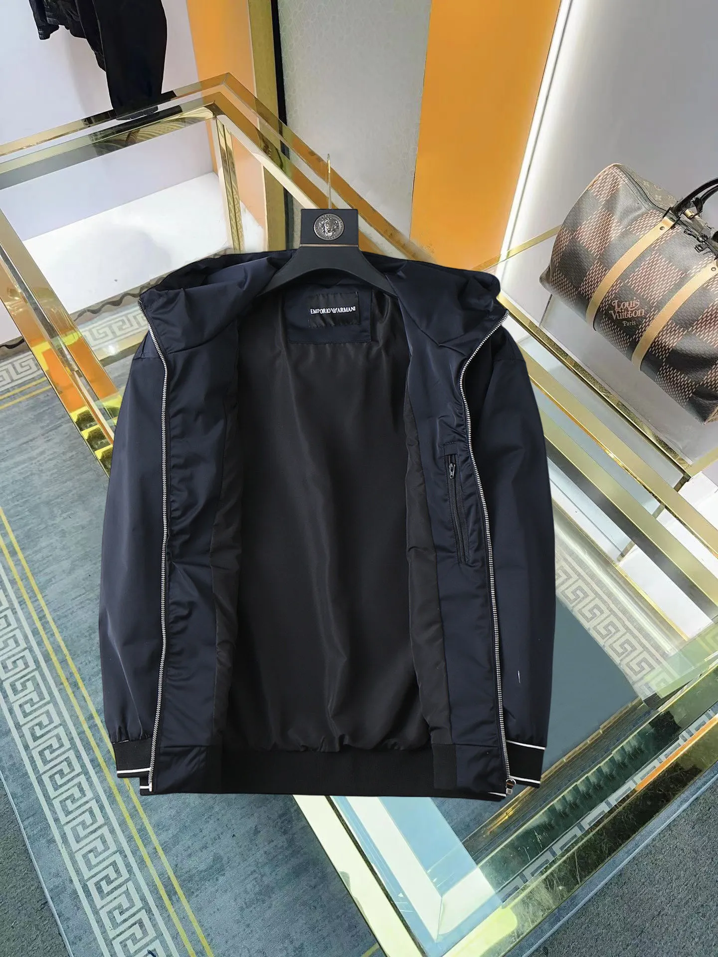 Armani official website Same Style, complete with three labels, on sale in advance. 2026 Autumn and Winter New Arrival men's jacket, Original with complete three labels, Premium version. Custom-made fabrics at the counter. Breathable, high comfort, impeccable details, brand element design concept, reflecting high quality. It feels delicate and soft, presents a casual cut, and has a great upper body shape. Sizes: M～3XL,